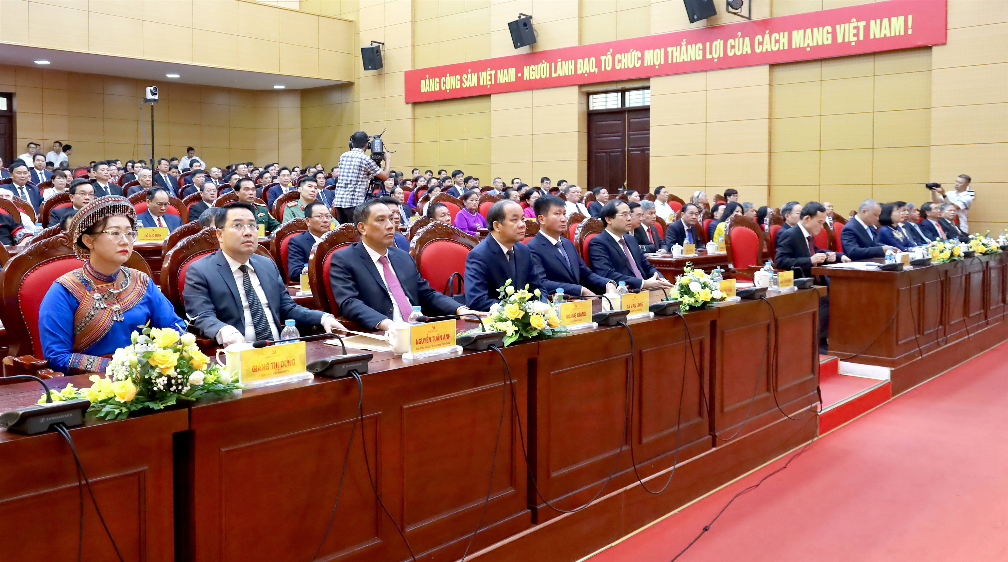 Các đồng chí lãnh đạo tỉnh và đại biểu dự buổi lễ tại điểm cầu Hội trường Bộ Chỉ huy Quân sự tỉnh